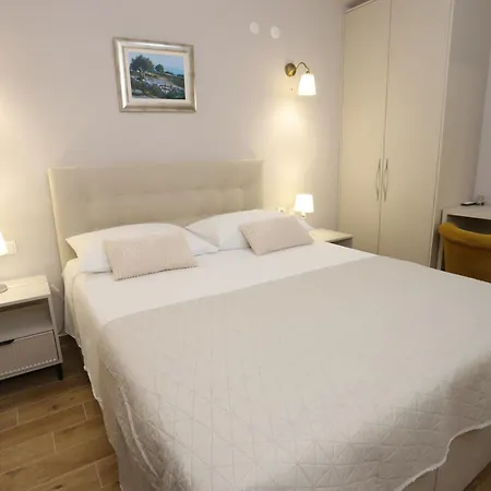 アパート Brand New 3br With Rooftop Sea View & Pool Fiorentini Ciovo トロギール